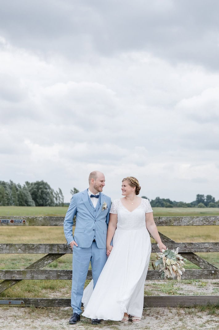 Hochzeitsfotograf Kiel, Hamburg, Luebeck, Ploen, Hochzeitsfotos, Ostsee, Nordsee, Schleswig Holstein, Heiraten am Strand, in Stein, Daenemark, Schloss Gottorf, Gut Emkendorf, Gut Bossee, Gut Marutendorf, Rixdorf, natuerliche Hochzeitsbilder, Strandhochzeit, Hochzeit Ostsee, am Meer, Leuchtturm, Pellworm, Sylt, Standesamt, Groemitz, Timmendorfer Strand, Neustadt Ostsee, Scharbeutz, allein heiraten, maritim, Pinneberg, Ahrensburg, Bilder Hochzeit am Strand, Erinnerungen schaffen, Hochzeit Fotos, Hochzeitsfotoshooting, besondere Fotos, Hochzeitspaar, Fehmarn, Flensburg, Rendsburg, Fotograf fuer Hochzeit, Prinzeninsel Ploen heiraten, Leuchtturm Kiel Holtenau, Schloss Eutin, Marienbad Schleswig, Gut Helmstorf, Seebar Kiel, Prinzenhaus Ploen, Winterhochzeit, Fruehlinshochzeit, Toepferhaus Alt Duvenstedt, Strandhaus Schwedeneck, Strande, Herrenhaus Stockelsdorf, Heiraten im Sommer, Mallorca, Paris, London