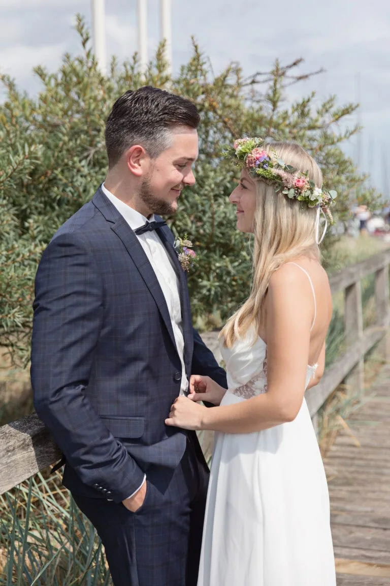 zeitlos, authentisch, elegant, Bilder am Hochzeitstag, Brautfotos, Brautkleid, Brautpaar-Bilder, Braut, Brautkleid, Bräutigam, Brautstrauss, Detailaufnahmen, detailverliebt, Eheringe, elegant, Familienfotos zur Hochzeit, First Look, Geschenk fuers Brautpaar, Hamburg, heiraten, Pelzerhaken, Neustadt in Holstein, Fischerplatz Sierksdorf, Absalonshorst, Glashaus Bargteheide, Gut Emkendorf, Gut Marutendorf, Gut Helmstorf, Gut Prosdorf, Prinzenhaus Ploen, Schloss Ploen, Strandhotel Gluecksburg, Seehotel Toepferhaus, Marienbad Schleswig, Prinzeninsel Ploen, Beachmotel Heiligenhafen, Seebruecke, Gut Moenkhof, Faehrhaus Kollmar, Herrenhaus Stockelsdorf, Herrenhaus Gut Bliesdorf, Laboe Standesamt, Schloss Eutin, Blossom Beach, Flensburg, zu zweit heiraten, maritime Hochzeit, Dahmeshoeved, Kellenhusen, Strande, Schwedeneck, Eckernfoerde, Atlantikhotel Kiel, Kieler Kaufmann, Kieler Yachtclub, Strandhotel Strande, Hotel Birke, Slowdown Bottsand, zheiraten am Strand, heiraten an der Ostsee, Hochzeitsfotograf Hamburg, Hochzeitsfotograf Kiel, Hochzeitsfotograf Luebeck, Hochzeitsfotografie, Kiel, Kieler Foerde, Leuchtturm, Luebeck, Luebecker Bucht, Meer, natuerlich, natuerliche Hochzeitsfotos am Strand in Groemitz, Nordsee, Ostsee, Strandhochzeit, Strandtrauung, verliebte Blicke, natuerliche Fotos, heiraten im Leuchtturm, Fehmarn, Pellworm, Sylt, Foehr, heiraten in Daenemark, Standesamt Kiel, Fotograf fuer Hochzeitsfotos, Timmendorfer Strand, Scharbeutz, Heiligenhafen, heiraten in Dänemark, Westerhever Leuchtturm heiraten