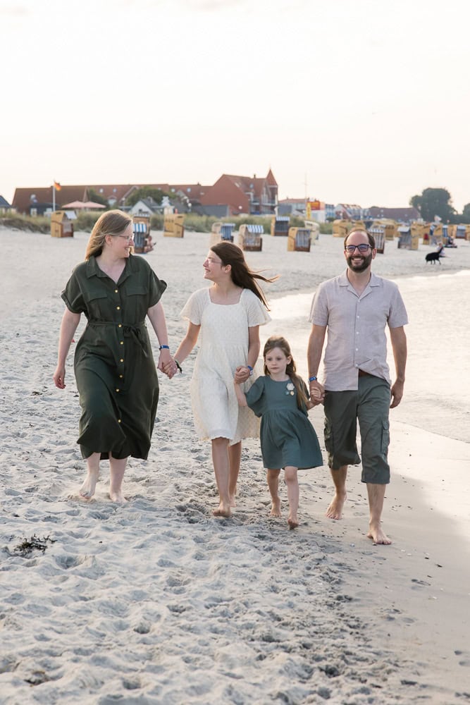 Familienfotos Hamburg, Familienfotograf Hamburg, Fotoshooting am Meer, Familien Fotos Urlaub, Ostsee, Familie Foto Shooting Eckernfoerde, Familienfotos Luebeck, Fehmarn, Strand, Nordsee, Fotografie Kiel, Ratzeburg, Ahrensburg, Pinneberg, Norderstedt Familienfotos am Meer, Strand, Urlaub, Urlaubserinnerungen, ein Tag am Meer, Erinnerungen schaffen, Foto Shooting im Urlaub, Natur, gemeinsame Erinnerungen schaffen, Familie Fotos, Fotografie, Fotos Kiel, Fotoshooting familie am strand, fotograf fuer familienfotos, fotograf fuer familienfotos kiel, generationen fotoshooting, familien fotoshooting, familien fotoshooting ideen, familien fotoshooting draußen, fotos am strand ideen, Fotoshooting Kiel, Groemitz Familienfotos Groemitz Bilder Strand, Laboe, Heidkate, Schoenberg, Timmendorfer Strand, Scharbeutz, Weissenhaus, Sierksdorf, Neustadt Holstein, Fehmarn, Heiligenhafen, Neustadt in Holstein