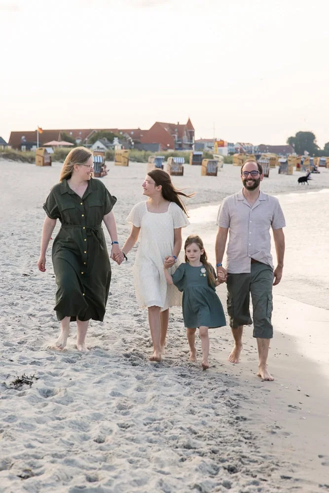 Familienfotos Hamburg, Familienfotograf Hamburg, Fotoshooting am Meer, Familien Fotos Urlaub, Ostsee, Familie Foto Shooting Eckernfoerde, Familienfotos Luebeck, Fehmarn, Strand, Nordsee, Fotografie Kiel, Ratzeburg, Ahrensburg, Pinneberg, Norderstedt Familienfotos am Meer, Strand, Urlaub, Urlaubserinnerungen, ein Tag am Meer, Erinnerungen schaffen, Foto Shooting im Urlaub, Natur, gemeinsame Erinnerungen schaffen, Familie Fotos, Fotografie, Fotos Kiel, Fotoshooting familie am strand, fotograf fuer familienfotos, fotograf fuer familienfotos kiel, generationen fotoshooting, familien fotoshooting, familien fotoshooting ideen, familien fotoshooting draußen, fotos am strand ideen, Fotoshooting Kiel, Groemitz Familienfotos Groemitz Bilder Strand, Laboe, Heidkate, Schoenberg, Timmendorfer Strand, Scharbeutz, Weissenhaus, Sierksdorf, Neustadt Holstein, Fehmarn, Heiligenhafen, Neustadt in Holstein