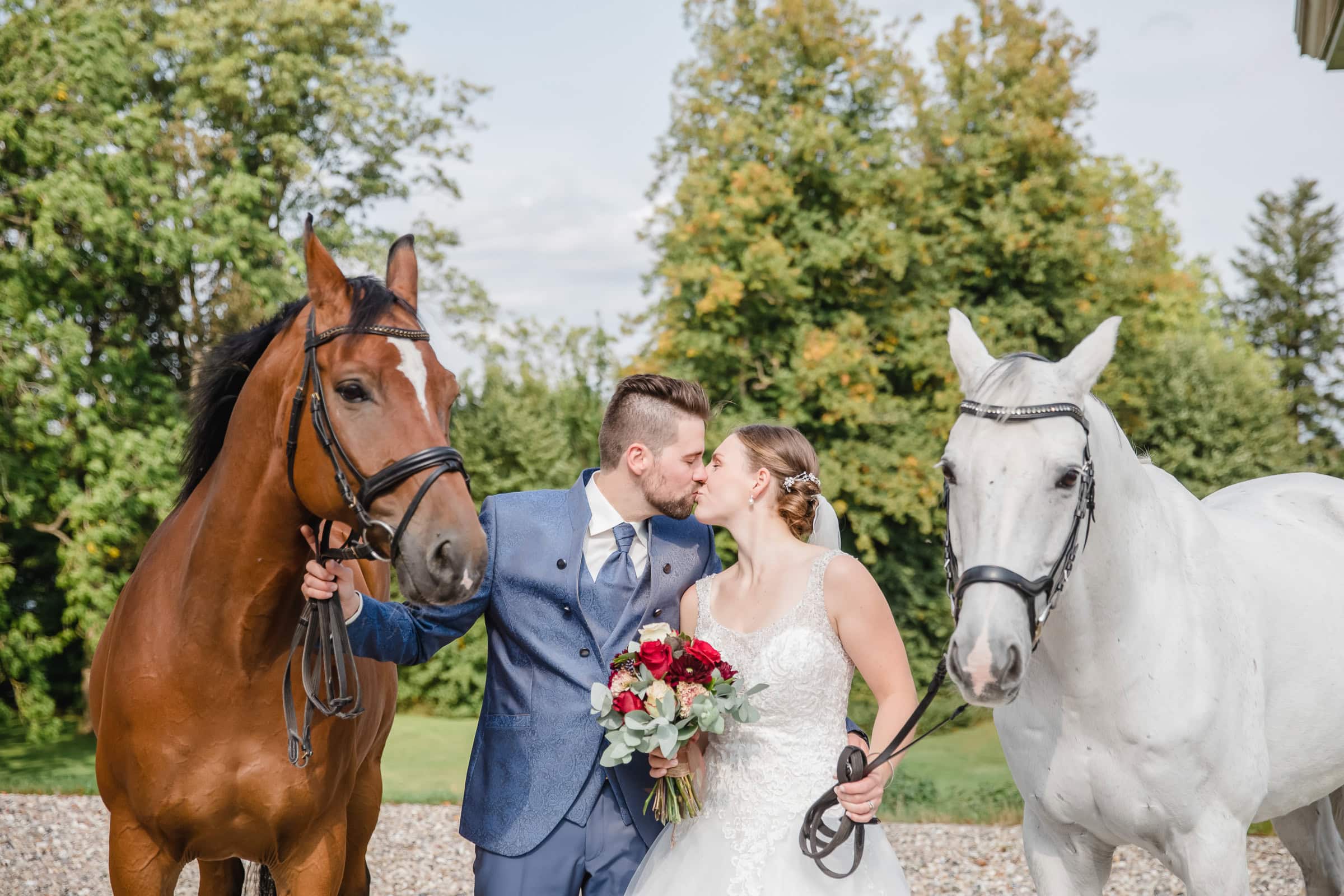 authentisch, elegant, Bilder am Hochzeitstag, Brautfotos, Brautkleid, Brautpaar-Bilder, Braut, Brautkleid, Bräutigam, Brautstrauss, Detailaufnahmen, detailverliebt, Eheringe, elegant, Familienfotos zur Hochzeit, First Look, Geschenk fuers Brautpaar, Hamburg, heiraten, heiraten am Strand, heiraten an der Ostsee, Hochzeitsfotograf Hamburg, Hochzeitsfotograf Kiel, Hochzeitsfotograf Luebeck, Hochzeitsfotografie, Kiel, Kieler Foerde, Leuchtturm, Luebeck, Luebecker Bucht, Meer, natuerlich, natuerliche Hochzeitsfotos am Strand in Groemitz, Nordsee, Ostsee, Strandhochzeit, Strandtrauung, verliebte Blicke, natuerliche Fotos, heiraten im Leuchtturm, Fehmarn, Pellworm, Sylt, Foehr, heiraten in Daenemark, Standesamt Kiel, Fotograf fuer Hochzeitsfotos, Timmendorfer Strand, Scharbeutz, Heiligenhafen, Pelzerhaken, Neustadt in Holstein, Fischerplatz Sierksdorf, Absalonshorst, Glashaus Bargteheide, Gut Emkendorf, Gut Marutendorf, Gut Helmstorf, Gut Prosdorf, Prinzenhaus Ploen, Schloss Ploen, Strandhotel Gluecksburg, Seehotel Toepferhaus, Marienbad Schleswig, Prinzeninsel Ploen, Beachmotel Heiligenhafen, Seebruecke, Gut Moenkhof, Faehrhaus Kollmar, Herrenhaus Stockelsdorf, Herrenhaus Gut Bliesdorf, Laboe Standesamt, Schloss Eutin, Blossom Beach, Flensburg, zu zweit heiraten, maritime Hochzeit, Dahmeshoeved, Kellenhusen, Strande, Schwedeneck, Eckernfoerde, Atlantikhotel Kiel, Kieler Kaufmann, Kieler Yachtclub, strandhotel Strande, Hotel Birke, Slowdown Bottsand