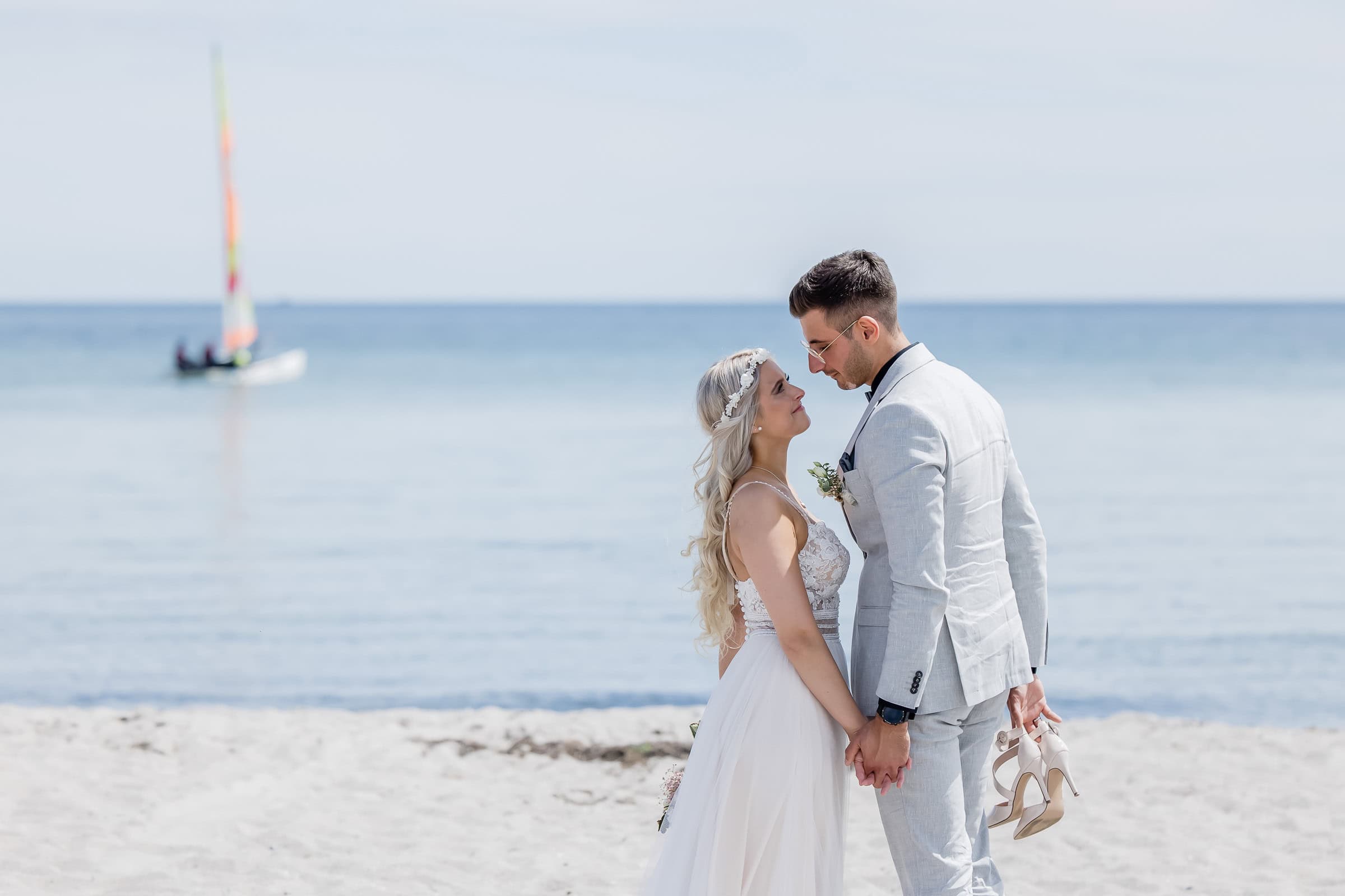 authentisch, elegant, Bilder am Hochzeitstag, Brautfotos, Brautkleid, Brautpaar-Bilder, Braut, Brautkleid, Bräutigam, Brautstrauss, Detailaufnahmen, detailverliebt, Eheringe, elegant, Familienfotos zur Hochzeit, First Look, Geschenk fuers Brautpaar, Hamburg, heiraten, heiraten am Strand, heiraten an der Ostsee, Hochzeitsfotograf Hamburg, Hochzeitsfotograf Kiel, Hochzeitsfotograf Luebeck, Hochzeitsfotografie, Kiel, Kieler Foerde, Leuchtturm, Luebeck, Luebecker Bucht, Meer, natuerlich, natuerliche Hochzeitsfotos am Strand in Groemitz, Nordsee, Ostsee, Strandhochzeit, Strandtrauung, verliebte Blicke, natuerliche Fotos, heiraten im Leuchtturm, Fehmarn, Pellworm, Sylt, Foehr, heiraten in Daenemark, Standesamt Kiel, Fotograf fuer Hochzeitsfotos, Timmendorfer Strand, Scharbeutz, Heiligenhafen, Pelzerhaken, Neustadt in Holstein, Fischerplatz Sierksdorf, Absalonshorst, Glashaus Bargteheide, Gut Emkendorf, Gut Marutendorf, Gut Helmstorf, Gut Prosdorf, Prinzenhaus Ploen, Schloss Ploen, Strandhotel Gluecksburg, Seehotel Toepferhaus, Marienbad Schleswig, Prinzeninsel Ploen, Beachmotel Heiligenhafen, Seebruecke, Gut Moenkhof, Faehrhaus Kollmar, Herrenhaus Stockelsdorf, Herrenhaus Gut Bliesdorf, Laboe Standesamt, Schloss Eutin, Blossom Beach, Flensburg, zu zweit heiraten, maritime Hochzeit, Dahmeshoeved, Kellenhusen, Strande, Schwedeneck, Eckernfoerde, Atlantikhotel Kiel, Kieler Kaufmann, Kieler Yachtclub, strandhotel Strande, Hotel Birke, Slowdown Bottsand