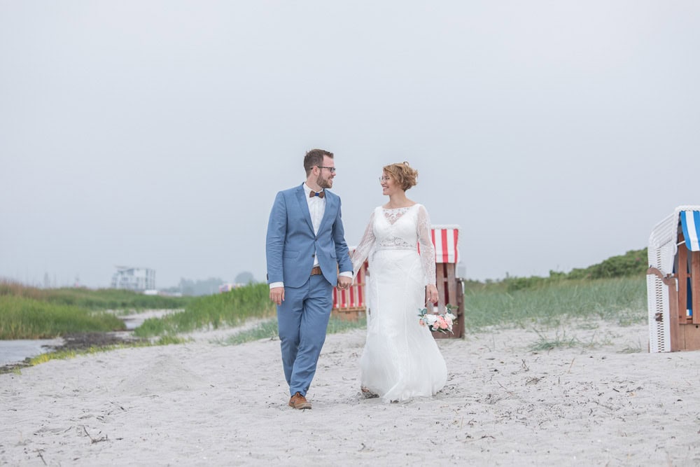 Hochzeitsfotograf Kiel, Hochzeitsfotograf Luebeck, Hochzeitsfotografie, Kiel, Kieler Foerde, Leuchtturm, heiraten im Leuchtturm Kiel-Holtenau, Luebeck, Luebecker Bucht, Meer, natuerlich, natuerliche Hochzeitsfotos am Strand in Groemitz, Nordsee, Ostsee, Strandhochzeit, Strandtrauung, verliebte Blicke, natuerliche Fotoszeitlos, authentisch, elegant, Bilder am Hochzeitstag, Brautfotos, Brautkleid, Brautpaar-Bilder, Braut, Brautkleid, Braeutigam, Brautstrauss, Detailaufnahmen, detailverliebt, Eheringe, elegant, Familienfotos zur Hochzeit, First Look, Geschenk fuers Brautpaar, Hamburg, heiraten, heiraten am Strand, heiraten an der Ostsee, Hochzeitsfotograf Hamburg, heiraten im Leuchtturm, Fehmarn, Pellworm, Sylt, Foehr, heiraten in Daenemark, Standesamt Kiel, Fotograf fuer Hochzeitsfotos, Timmendorfer Strand, Scharbeutz, Heiligenhafen, Pelzerhaken, Neustadt in Holstein, Fischerplatz Sierksdorf, Absalonshorst, Glashaus Bargteheide, Gut Emkendorf, Gut Marutendorf, Gut Helmstorf, Gut Prosdorf, Gut Wittmoldt, Prinzenhaus Ploen, Schloss Ploen, Neumuenster, Strandhotel Gluecksburg, Seehotel Toepferhaus, freie Trauung, Marienbad Schleswig, Prinzeninsel Ploen, Beachmotel Heiligenhafen, Seebruecke, Gut Moenkhof, Faehrhaus Kollmar, Herrenhaus Stockelsdorf, Herrenhaus Gut Bliesdorf, Laboe Standesamt, Schloss Eutin, Blossom Beach, Flensburg, zu zweit heiraten, maritime Hochzeit, Dahmeshoeved, Kellenhusen, Strande, Schwedeneck, Eckernfoerde, Atlantikhotel Kiel, Kieler Kaufmann, Kieler Yachtclub, strandhotel Strande, Hotel Birke, Slowdown Bottsand, Strandtrauung Strande
