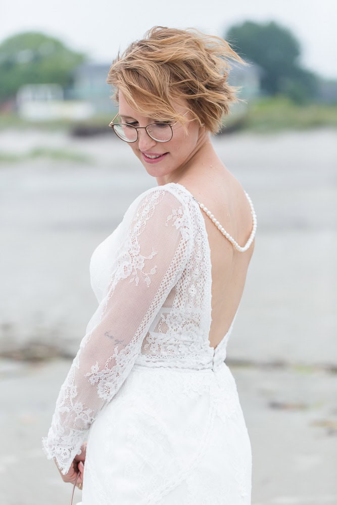 Hochzeitsfotograf Hamburg, Hochzeitsfotografie, zeitlose Fotos, Familienfotos zur Hochzeit, Geschenk fürs Brautpaar, heiraten am Strand, Strandhochzeit, Strandtrauung, heiraten an der Ostsee, Kieler Foerde, elegant, natürlich, authentisch, detailverliebt, Detailaufnahmen, Brautkleid, Brautfotos, Brautstrauß, Eheringe, First Look, verliebte Blicke, Brautpaar-Bilder, Bilder am Hochzeitstag, heiraten, Meer, Nordsee, Leuchtturm, Seebruecke, Natuerliche Hochzeitsfotos am Strand in Groemitz, Luebeck, Ostsee, Kiel, Luebecker Bucht, Hamburg, Hochzeitsfotograf Kiel, Hochzeitsfotograf Luebeck, Neumuenster