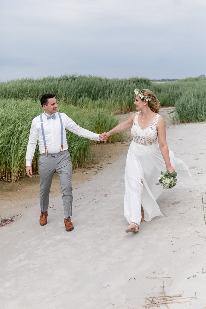 zeitlos, authentisch, elegant, Bilder am Hochzeitstag, Brautfotos, Brautkleid, Brautpaar-Bilder, Braut, Brautkleid, Bräutigam, Brautstrauss, Detailaufnahmen, detailverliebt, Eheringe, elegant, Familienfotos zur Hochzeit, First Look, Geschenk fuers Brautpaar, Hamburg, heiraten, Pelzerhaken, Neustadt in Holstein, Fischerplatz Sierksdorf, Absalonshorst, Glashaus Bargteheide, Gut Emkendorf, Gut Marutendorf, Gut Helmstorf, Gut Prosdorf, Prinzenhaus Ploen, Schloss Ploen, Strandhotel Gluecksburg, Seehotel Toepferhaus, Marienbad Schleswig, Prinzeninsel Ploen, Beachmotel Heiligenhafen, Seebruecke, Gut Moenkhof, Faehrhaus Kollmar, Herrenhaus Stockelsdorf, Herrenhaus Gut Bliesdorf, Laboe Standesamt, Schloss Eutin, Blossom Beach, Flensburg, zu zweit heiraten, maritime Hochzeit, Dahmeshoeved, Kellenhusen, Strande, Schwedeneck, Eckernfoerde, Atlantikhotel Kiel, Kieler Kaufmann, Kieler Yachtclub, Strandhotel Strande, Hotel Birke, Slowdown Bottsand, zheiraten am Strand, heiraten an der Ostsee, Hochzeitsfotograf Hamburg, Hochzeitsfotograf Kiel, Hochzeitsfotograf Luebeck, Hochzeitsfotografie, Kiel, Kieler Foerde, Leuchtturm, Luebeck, Luebecker Bucht, Meer, natuerlich, natuerliche Hochzeitsfotos am Strand in Groemitz, Nordsee, Ostsee, Strandhochzeit, Strandtrauung, verliebte Blicke, natuerliche Fotos, heiraten im Leuchtturm, Fehmarn, Pellworm, Sylt, Foehr, heiraten in Daenemark, Standesamt Kiel, Fotograf fuer Hochzeitsfotos, Timmendorfer Strand, Scharbeutz, Heiligenhafen, heiraten in Dänemark, Westerhever Leuchtturm heiraten