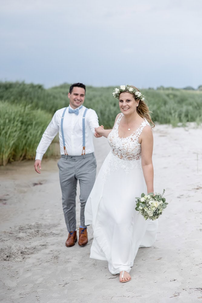 Hochzeitsfotograf Hamburg, Hochzeitsfotografie, zeitlose Fotos, Familienfotos zur Hochzeit, Geschenk fürs Brautpaar, heiraten am Strand, Strandhochzeit, Strandtrauung, heiraten an der Ostsee, Kieler Foerde, elegant, natürlich, authentisch, froehlich, elegant, Storytelling, detailverliebt, Detailaufnahmen, Brautkleid, Brautfotos, Brautstrauß, Eheringe, First Look, verliebte Blicke, Brautpaar-Bilder, Bilder am Hochzeitstag, heiraten, Meer, Nordsee, Leuchtturm, Seebruecke, Natuerliche Hochzeitsfotos am Strand in Groemitz, Luebeck, Ostsee, Kiel, Luebecker Bucht, Hamburg, Hochzeitsfotograf Kiel, Hochzeitsfotograf Luebeck