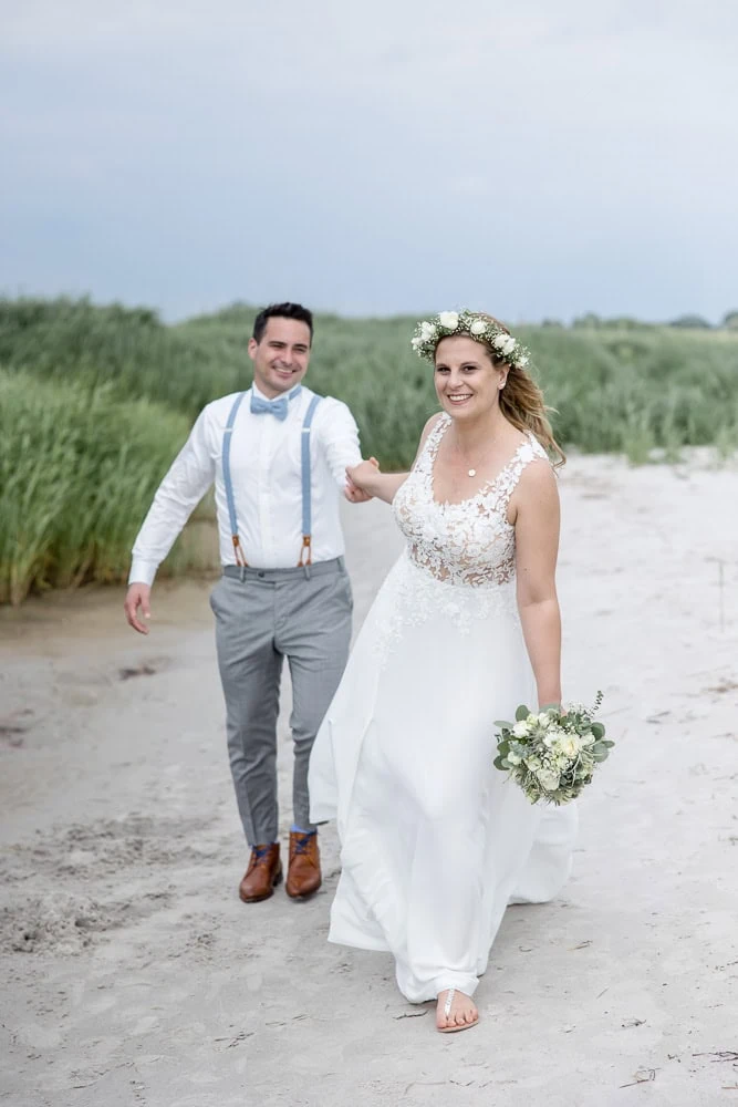 Hochzeitsfotograf Hamburg, Hochzeitsfotografie, zeitlose Fotos, Familienfotos zur Hochzeit, Geschenk fürs Brautpaar, heiraten am Strand, Strandhochzeit, Strandtrauung, heiraten an der Ostsee, Kieler Foerde, elegant, natürlich, authentisch, froehlich, elegant, Storytelling, detailverliebt, Detailaufnahmen, Brautkleid, Brautfotos, Brautstrauß, Eheringe, First Look, verliebte Blicke, Brautpaar-Bilder, Bilder am Hochzeitstag, heiraten, Meer, Nordsee, Leuchtturm, Seebruecke, Natuerliche Hochzeitsfotos am Strand in Groemitz, Luebeck, Ostsee, Kiel, Luebecker Bucht, Hamburg, Hochzeitsfotograf Kiel, Hochzeitsfotograf Luebeck
