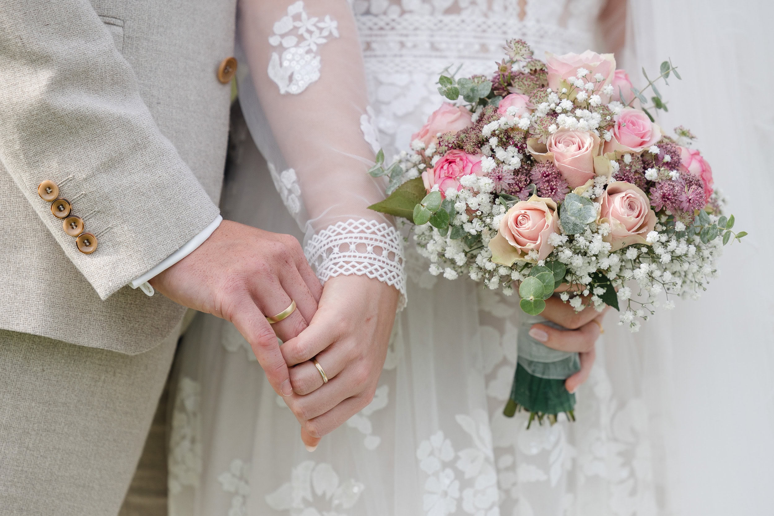 authentisch, entspannte Hochzeitsfotos, natuerliche Hochzeitsbilder, Strandhochzeit, Hochzeit Ostsee, Hochzeitsfotograf Kiel, Hamburg, Luebeck, Ploen, Hochzeitsfotos, Ostsee, Nordsee, Schleswig Holstein, Heiraten am Strand, in Stein, Daenemark, Schloss Gottorf, Gut Emkendorf, Gut Bossee, Neustadt in Holstein, Gut Marutendorf, Rixdorf, am Meer, Leuchtturm, Pellworm, Sylt, Standesamt, Groemitz, Hochzeit Fotos, Hochzeitsfotoshooting, besondere Fotos, Hochzeitspaar, Fehmarn, Flensburg, Rendsburg, Fotograf fuer Hochzeit, Prinzeninsel Ploen heiraten, Leuchtturm Kiel Holtenau, Schloss Eutin, Marienbad Schleswig, Gut Helmstorf, Ocean Eleven Laboe, Gut Salzig, Seebar Kiel, Prinzenhaus Ploen, Winterhochzeit, Fruehlinshochzeit, Toepferhaus Alt Duvenstedt, Strandhaus Schwedeneck, Strande, Herrenhaus Stockelsdorf, Heiraten im Sommer, Mallorca, Paris, London, Timmendorfer Strand, Neustadt Ostsee, Scharbeutz, allein heiraten, maritim, Pinneberg, Ahrensburg, Bilder Hochzeit am Strand, Erinnerungen schaffen, Lindische Villa Luebeck, Neumuenster, Chateau Bueffemont