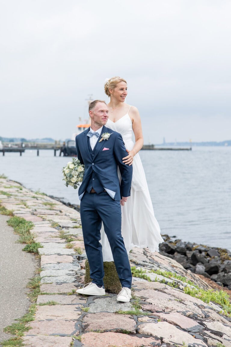 zeitlos, authentisch, elegant, Bilder am Hochzeitstag, Brautfotos, Brautkleid, Brautpaar-Bilder, Braut, Brautkleid, Bräutigam, Brautstrauss, Detailaufnahmen, detailverliebt, Eheringe, elegant, Familienfotos zur Hochzeit, First Look, Geschenk fuers Brautpaar, Hamburg, heiraten, heiraten am Strand, heiraten an der Ostsee, Hochzeitsfotograf Hamburg, Hochzeitsfotograf Kiel, Hochzeitsfotograf Luebeck, Hochzeitsfotografie, Kiel, Kieler Foerde, Leuchtturm, Luebeck, Luebecker Bucht, Meer, natuerlich, natuerliche Hochzeitsfotos am Strand in Groemitz, Nordsee, Ostsee, Strandhochzeit, Strandtrauung, verliebte Blicke, natuerliche Fotos, heiraten im Leuchtturm, Fehmarn, Pellworm, Sylt, Foehr, heiraten in Daenemark, Standesamt Kiel, Fotograf fuer Hochzeitsfotos, Timmendorfer Strand, Scharbeutz, Heiligenhafen, Pelzerhaken, Neustadt in Holstein, Fischerplatz Sierksdorf, Absalonshorst, Glashaus Bargteheide, Gut Emkendorf, Gut Marutendorf, Gut Helmstorf, Gut Prosdorf, Prinzenhaus Ploen, Schloss Ploen, Strandhotel Gluecksburg, Seehotel Toepferhaus, Marienbad Schleswig, Prinzeninsel Ploen, Beachmotel Heiligenhafen, Seebruecke, Gut Moenkhof, Faehrhaus Kollmar, Herrenhaus Stockelsdorf, Herrenhaus Gut Bliesdorf, Laboe Standesamt, Schloss Eutin, Blossom Beach, Flensburg, zu zweit heiraten, maritime Hochzeit, Dahmeshoeved, Kellenhusen, Strande, Schwedeneck, Eckernfoerde, Atlantikhotel Kiel, Kieler Kaufmann, Kieler Yachtclub, strandhotel Strande, Hotel Birke, Slowdown Bottsand