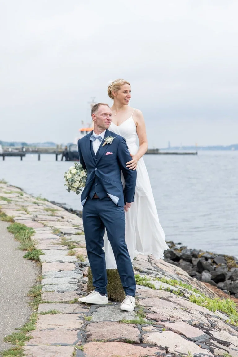 zeitlos, authentisch, elegant, Bilder am Hochzeitstag, Brautfotos, Brautkleid, Brautpaar-Bilder, Braut, Brautkleid, Bräutigam, Brautstrauss, Detailaufnahmen, detailverliebt, Eheringe, elegant, Familienfotos zur Hochzeit, First Look, Geschenk fuers Brautpaar, Hamburg, heiraten, heiraten am Strand, heiraten an der Ostsee, Hochzeitsfotograf Hamburg, Hochzeitsfotograf Kiel, Hochzeitsfotograf Luebeck, Hochzeitsfotografie, Kiel, Kieler Foerde, Leuchtturm, Luebeck, Luebecker Bucht, Meer, natuerlich, natuerliche Hochzeitsfotos am Strand in Groemitz, Nordsee, Ostsee, Strandhochzeit, Strandtrauung, verliebte Blicke, natuerliche Fotos, heiraten im Leuchtturm, Fehmarn, Pellworm, Sylt, Foehr, heiraten in Daenemark, Standesamt Kiel, Fotograf fuer Hochzeitsfotos, Timmendorfer Strand, Scharbeutz, Heiligenhafen, Pelzerhaken, Neustadt in Holstein, Fischerplatz Sierksdorf, Absalonshorst, Glashaus Bargteheide, Gut Emkendorf, Gut Marutendorf, Gut Helmstorf, Gut Prosdorf, Prinzenhaus Ploen, Schloss Ploen, Strandhotel Gluecksburg, Seehotel Toepferhaus, Marienbad Schleswig, Prinzeninsel Ploen, Beachmotel Heiligenhafen, Seebruecke, Gut Moenkhof, Faehrhaus Kollmar, Herrenhaus Stockelsdorf, Herrenhaus Gut Bliesdorf, Laboe Standesamt, Schloss Eutin, Blossom Beach, Flensburg, zu zweit heiraten, maritime Hochzeit, Dahmeshoeved, Kellenhusen, Strande, Schwedeneck, Eckernfoerde, Atlantikhotel Kiel, Kieler Kaufmann, Kieler Yachtclub, strandhotel Strande, Hotel Birke, Slowdown Bottsand