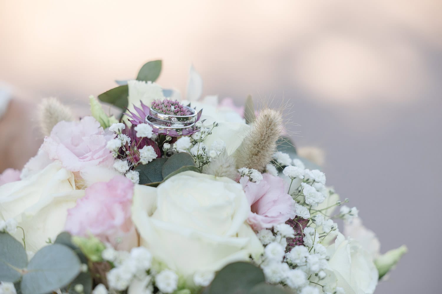 Eleganter Brautstrauß mit Eheringen für Hochzeitsfotos.