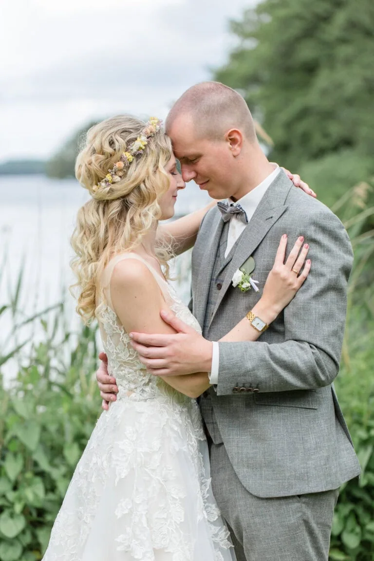 Hochzeitsfotograf Kiel, Hochzeitsfotograf Luebeck, Hochzeitsfotografie, Kiel, Kieler Foerde, Leuchtturm, Luebeck, Luebecker Bucht, Meer, natuerlich, natuerliche Hochzeitsfotos am Strand in Groemitz, Nordsee, Ostsee, Strandhochzeit, Strandtrauung, verliebte Blicke, natuerliche Fotoszeitlos, authentisch, elegant, Bilder am Hochzeitstag, Brautfotos, Brautkleid, Brautpaar-Bilder, Braut, Brautkleid, Bräutigam, Brautstrauss, Detailaufnahmen, detailverliebt, Eheringe, elegant, Familienfotos zur Hochzeit, First Look, Geschenk fuers Brautpaar, Hamburg, heiraten, heiraten am Strand, heiraten an der Ostsee, Hochzeitsfotograf Hamburg, heiraten im Leuchtturm, Fehmarn, Pellworm, Sylt, Foehr, heiraten in Daenemark, Standesamt Kiel, Fotograf fuer Hochzeitsfotos, Timmendorfer Strand, Scharbeutz, Heiligenhafen, Pelzerhaken, Neustadt in Holstein, Fischerplatz Sierksdorf, Absalonshorst, Glashaus Bargteheide, Gut Emkendorf, Gut Marutendorf, Gut Helmstorf, Gut Prosdorf, Gut Wittmoldt, Prinzenhaus Ploen, Schloss Ploen, Strandhotel Gluecksburg, Seehotel Toepferhaus, freie Trauung, Marienbad Schleswig, Prinzeninsel Ploen, Beachmotel Heiligenhafen, Seebruecke, Gut Moenkhof, Faehrhaus Kollmar, Herrenhaus Stockelsdorf, Herrenhaus Gut Bliesdorf, Laboe Standesamt, Schloss Eutin, Blossom Beach, Flensburg, zu zweit heiraten, maritime Hochzeit, Dahmeshoeved, Kellenhusen, Strande, Schwedeneck, Eckernfoerde, Atlantikhotel Kiel, Kieler Kaufmann, Kieler Yachtclub, strandhotel Strande, Hotel Birke, Slowdown Bottsand, Strandtrauung Strande