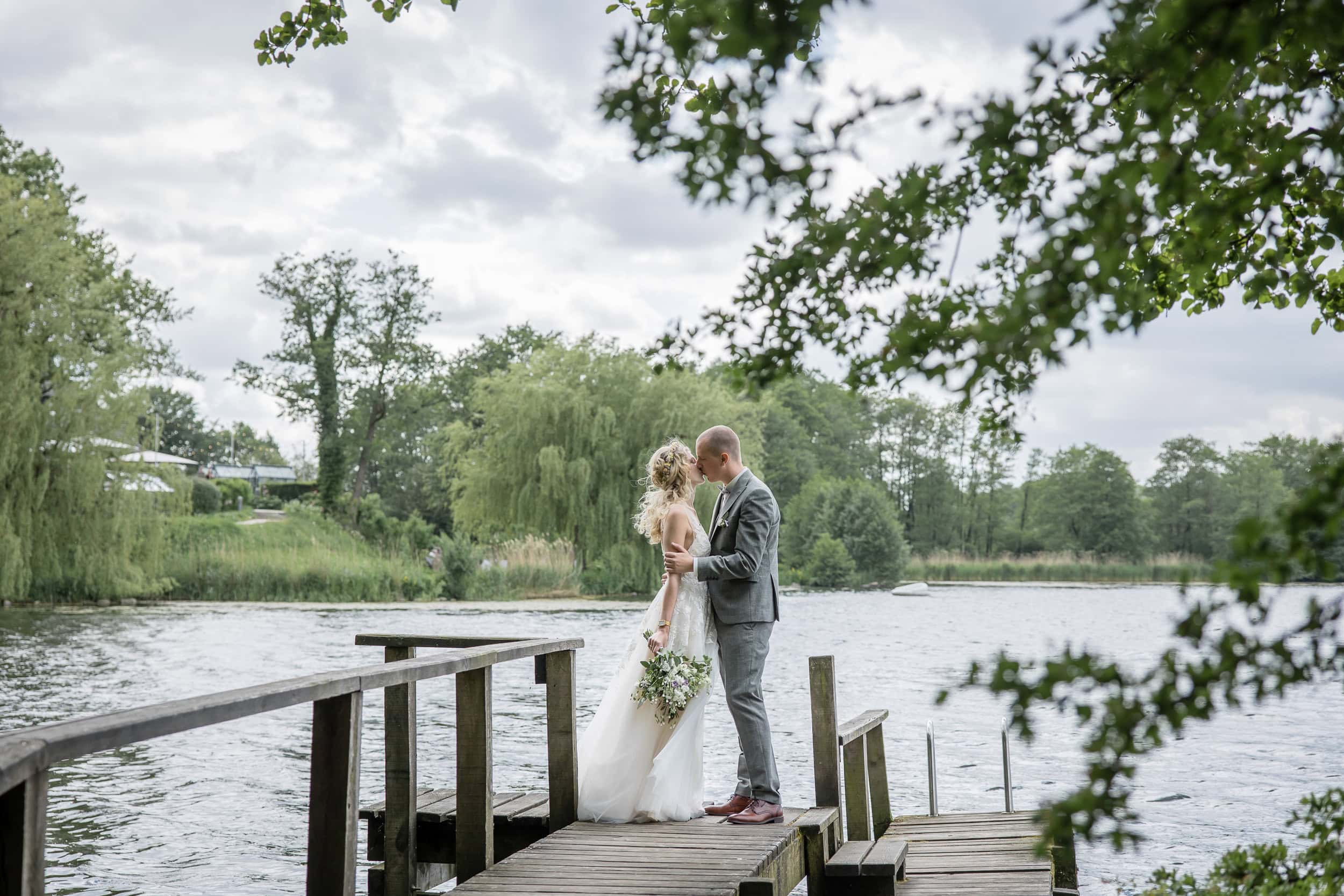authentisch, entspannte Hochzeitsfotos, natuerliche Hochzeitsbilder, Strandhochzeit, Hochzeit Ostsee, Hochzeitsfotograf Kiel, Hamburg, Luebeck, Ploen, Hochzeitsfotos, Ostsee, Nordsee, Schleswig Holstein, Heiraten am Strand, in Stein, Daenemark, Schloss Gottorf, Gut Emkendorf, Gut Bossee, Neustadt in Holstein, Gut Marutendorf, Rixdorf, am Meer, Leuchtturm, Pellworm, Sylt, Standesamt, Groemitz, Hochzeit Fotos, Hochzeitsfotoshooting, besondere Fotos, Hochzeitspaar, Fehmarn, Flensburg, Rendsburg, Fotograf fuer Hochzeit, Prinzeninsel Ploen heiraten, Leuchtturm Kiel Holtenau, Schloss Eutin, Marienbad Schleswig, Gut Helmstorf, Ocean Eleven Laboe, Gut Salzig, Seebar Kiel, Prinzenhaus Ploen, Winterhochzeit, Fruehlinshochzeit, Toepferhaus Alt Duvenstedt, Strandhaus Schwedeneck, Strande, Herrenhaus Stockelsdorf, Heiraten im Sommer, Mallorca, Paris, London, Timmendorfer Strand, Neustadt Ostsee, Scharbeutz, allein heiraten, maritim, Pinneberg, Ahrensburg, Bilder Hochzeit am Strand, Erinnerungen schaffen, Lindische Villa Luebeck, Neumuenster, Chateau Bueffemont