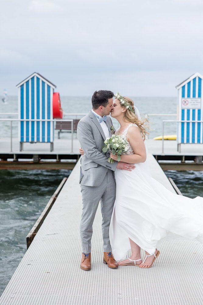 Hochzeitsfotograf Kiel, Hochzeitsfotograf Luebeck, Hochzeitsfotografie, Kiel, Kieler Foerde, Leuchtturm, heiraten im Leuchtturm Kiel-Holtenau, Luebeck, Luebecker Bucht, Meer, natuerlich, natuerliche Hochzeitsfotos am Strand in Groemitz, Nordsee, Ostsee, Strandhochzeit, Strandtrauung, verliebte Blicke, natuerliche Fotoszeitlos, authentisch, elegant, Bilder am Hochzeitstag, Brautfotos, Brautkleid, Brautpaar-Bilder, Braut, Brautkleid, Braeutigam, Brautstrauss, Detailaufnahmen, detailverliebt, Eheringe, elegant, Familienfotos zur Hochzeit, First Look, Geschenk fuers Brautpaar, Hamburg, heiraten, heiraten am Strand, heiraten an der Ostsee, Hochzeitsfotograf Hamburg, heiraten im Leuchtturm, Fehmarn, Pellworm, Sylt, Foehr, heiraten in Daenemark, Standesamt Kiel, Fotograf fuer Hochzeitsfotos, Timmendorfer Strand, Scharbeutz, Heiligenhafen, Pelzerhaken, Neustadt in Holstein, Fischerplatz Sierksdorf, Absalonshorst, Glashaus Bargteheide, Gut Emkendorf, Gut Marutendorf, Gut Helmstorf, Gut Prosdorf, Gut Wittmoldt, Prinzenhaus Ploen, Schloss Ploen, Neumuenster, Strandhotel Gluecksburg, Seehotel Toepferhaus, freie Trauung, Marienbad Schleswig, Prinzeninsel Ploen, Beachmotel Heiligenhafen, Seebruecke, Gut Moenkhof, Faehrhaus Kollmar, Herrenhaus Stockelsdorf, Herrenhaus Gut Bliesdorf, Laboe Standesamt, Schloss Eutin, Blossom Beach, Flensburg, zu zweit heiraten, maritime Hochzeit, Dahmeshoeved, Kellenhusen, Strande, Schwedeneck, Eckernfoerde, Atlantikhotel Kiel, Kieler Kaufmann, Kieler Yachtclub, strandhotel Strande, Hotel Birke, Slowdown Bottsand, Strandtrauung Strande