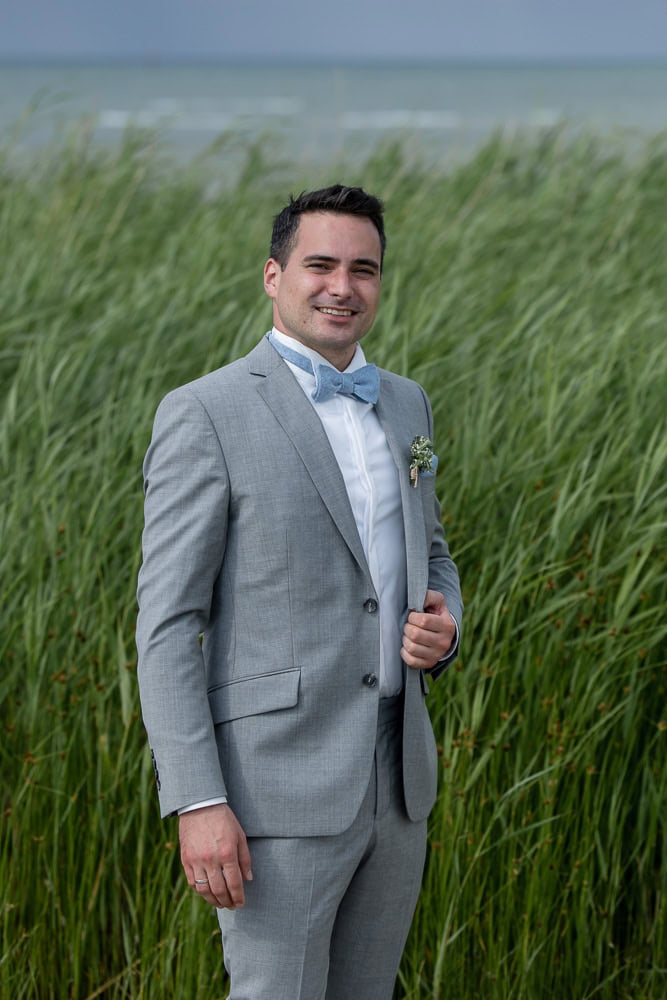Hochzeitsfotograf Hamburg, Hochzeitsfotografie, zeitlose Fotos, Familienfotos zur Hochzeit, Geschenk fürs Brautpaar, heiraten am Strand, Strandhochzeit, Strandtrauung, heiraten an der Ostsee, Kieler Foerde, elegant, natürlich, authentisch, detailverliebt, Detailaufnahmen, Brautkleid, Brautfotos, Brautstrauß, Eheringe, First Look, verliebte Blicke, Brautpaar-Bilder, Bilder am Hochzeitstag, heiraten, Meer, Nordsee, Leuchtturm, Seebruecke, Natuerliche Hochzeitsfotos am Strand in Groemitz, Luebeck, Ostsee, Kiel, Luebecker Bucht, Hamburg, Hochzeitsfotograf Kiel, Hochzeitsfotograf Luebeck, Neumuenster