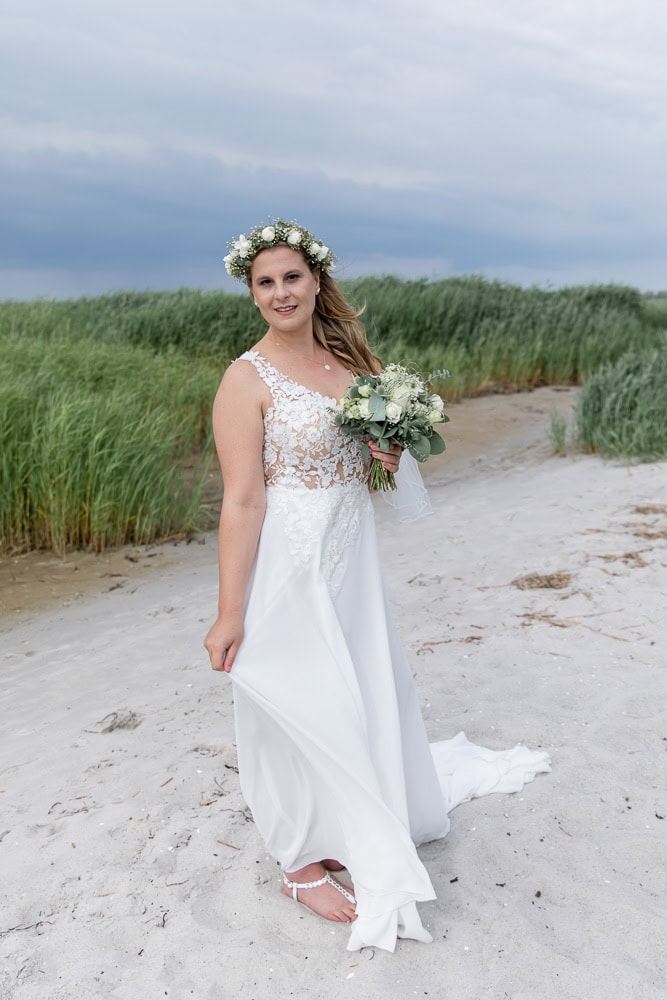 Hochzeitsfotograf Kiel, Hochzeitsfotograf Luebeck, Hochzeitsfotografie, Kiel, Kieler Foerde, Leuchtturm, heiraten im Leuchtturm Kiel-Holtenau, Luebeck, Luebecker Bucht, Meer, natuerlich, natuerliche Hochzeitsfotos am Strand in Groemitz, Nordsee, Ostsee, Strandhochzeit, Strandtrauung, verliebte Blicke, natuerliche Fotoszeitlos, authentisch, elegant, Bilder am Hochzeitstag, Brautfotos, Brautkleid, Brautpaar-Bilder, Braut, Brautkleid, Braeutigam, Brautstrauss, Detailaufnahmen, detailverliebt, Eheringe, elegant, Familienfotos zur Hochzeit, First Look, Geschenk fuers Brautpaar, Hamburg, heiraten, heiraten am Strand, heiraten an der Ostsee, Hochzeitsfotograf Hamburg, heiraten im Leuchtturm, Fehmarn, Pellworm, Sylt, Foehr, heiraten in Daenemark, Standesamt Kiel, Fotograf fuer Hochzeitsfotos, Timmendorfer Strand, Scharbeutz, Heiligenhafen, Pelzerhaken, Neustadt in Holstein, Fischerplatz Sierksdorf, Absalonshorst, Glashaus Bargteheide, Gut Emkendorf, Gut Marutendorf, Gut Helmstorf, Gut Prosdorf, Gut Wittmoldt, Prinzenhaus Ploen, Schloss Ploen, Neumuenster, Strandhotel Gluecksburg, Seehotel Toepferhaus, freie Trauung, Marienbad Schleswig, Prinzeninsel Ploen, Beachmotel Heiligenhafen, Seebruecke, Gut Moenkhof, Faehrhaus Kollmar, Herrenhaus Stockelsdorf, Herrenhaus Gut Bliesdorf, Laboe Standesamt, Schloss Eutin, Blossom Beach, Flensburg, zu zweit heiraten, maritime Hochzeit, Dahmeshoeved, Kellenhusen, Strande, Schwedeneck, Eckernfoerde, Atlantikhotel Kiel, Kieler Kaufmann, Kieler Yachtclub, strandhotel Strande, Hotel Birke, Slowdown Bottsand, Strandtrauung Strande