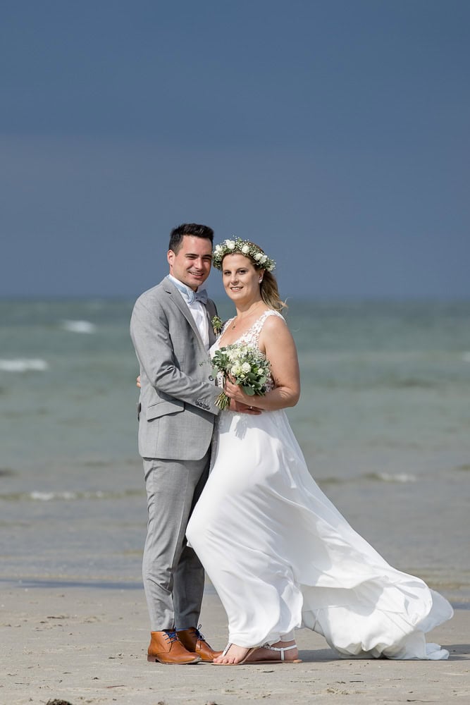 Hochzeitsfotograf Kiel, Hochzeitsfotograf Luebeck, Hochzeitsfotografie, Kiel, Kieler Foerde, Leuchtturm, heiraten im Leuchtturm Kiel-Holtenau, Luebeck, Luebecker Bucht, Meer, natuerlich, natuerliche Hochzeitsfotos am Strand in Groemitz, Nordsee, Ostsee, Strandhochzeit, Strandtrauung, verliebte Blicke, natuerliche Fotoszeitlos, authentisch, elegant, Bilder am Hochzeitstag, Brautfotos, Brautkleid, Brautpaar-Bilder, Braut, Brautkleid, Braeutigam, Brautstrauss, Detailaufnahmen, detailverliebt, Eheringe, elegant, Familienfotos zur Hochzeit, First Look, Geschenk fuers Brautpaar, Hamburg, heiraten, heiraten am Strand, heiraten an der Ostsee, Hochzeitsfotograf Hamburg, heiraten im Leuchtturm, Fehmarn, Pellworm, Sylt, Foehr, heiraten in Daenemark, Standesamt Kiel, Fotograf fuer Hochzeitsfotos, Timmendorfer Strand, Scharbeutz, Heiligenhafen, Pelzerhaken, Neustadt in Holstein, Fischerplatz Sierksdorf, Absalonshorst, Glashaus Bargteheide, Gut Emkendorf, Gut Marutendorf, Gut Helmstorf, Gut Prosdorf, Gut Wittmoldt, Prinzenhaus Ploen, Schloss Ploen, Neumuenster, Strandhotel Gluecksburg, Seehotel Toepferhaus, freie Trauung, Marienbad Schleswig, Prinzeninsel Ploen, Beachmotel Heiligenhafen, Seebruecke, Gut Moenkhof, Faehrhaus Kollmar, Herrenhaus Stockelsdorf, Herrenhaus Gut Bliesdorf, Laboe Standesamt, Schloss Eutin, Blossom Beach, Flensburg, zu zweit heiraten, maritime Hochzeit, Dahmeshoeved, Kellenhusen, Strande, Schwedeneck, Eckernfoerde, Atlantikhotel Kiel, Kieler Kaufmann, Kieler Yachtclub, strandhotel Strande, Hotel Birke, Slowdown Bottsand, Strandtrauung Strande