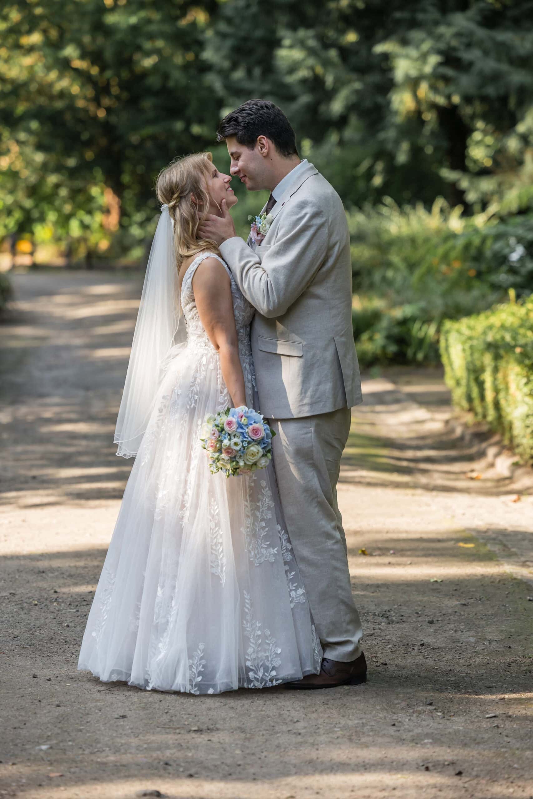 Hochzeitsfotograf Kiel, Hochzeitsfotograf Luebeck, Hochzeitsfotografie, Kiel, Kieler Foerde, Leuchtturm, heiraten im Leuchtturm Kiel-Holtenau, Luebeck, Luebecker Bucht, Meer, natuerlich, natuerliche Hochzeitsfotos am Strand in Groemitz, Nordsee, Ostsee, Strandhochzeit, Strandtrauung, verliebte Blicke, natuerliche Fotoszeitlos, authentisch, elegant, Bilder am Hochzeitstag, Brautfotos, Brautkleid, Brautpaar-Bilder, Braut, Brautkleid, Braeutigam, Brautstrauss, Detailaufnahmen, detailverliebt, Eheringe, elegant, Familienfotos zur Hochzeit, First Look, Geschenk fuers Brautpaar, Hamburg, heiraten, heiraten am Strand, heiraten an der Ostsee, Hochzeitsfotograf Hamburg, heiraten im Leuchtturm, Fehmarn, Pellworm, Sylt, Foehr, heiraten in Daenemark, Standesamt Kiel, Fotograf fuer Hochzeitsfotos, Timmendorfer Strand, Scharbeutz, Heiligenhafen, Pelzerhaken, Neustadt in Holstein, Fischerplatz Sierksdorf, Absalonshorst, Glashaus Bargteheide, Gut Emkendorf, Gut Marutendorf, Gut Helmstorf, Gut Prosdorf, Gut Wittmoldt, Prinzenhaus Ploen, Schloss Ploen, Neumuenster, Strandhotel Gluecksburg, Seehotel Toepferhaus, freie Trauung, Marienbad Schleswig, Prinzeninsel Ploen, Beachmotel Heiligenhafen, Seebruecke, Gut Moenkhof, Faehrhaus Kollmar, Herrenhaus Stockelsdorf, Herrenhaus Gut Bliesdorf, Laboe Standesamt, Schloss Eutin, Blossom Beach, Flensburg, zu zweit heiraten, maritime Hochzeit, Dahmeshoeved, Kellenhusen, Strande, Schwedeneck, Eckernfoerde, Atlantikhotel Kiel, Kieler Kaufmann, Kieler Yachtclub, strandhotel Strande, Hotel Birke, Slowdown Bottsand, Strandtrauung Strande