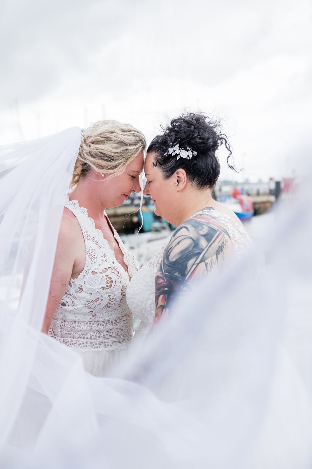 Hochzeitsfotograf Kiel, Hochzeitsfotograf Luebeck, Hochzeitsfotografie, Kiel, Kieler Foerde, Leuchtturm, heiraten im Leuchtturm Kiel-Holtenau, Luebeck, Luebecker Bucht, Meer, natuerlich, natuerliche Hochzeitsfotos am Strand in Groemitz, Nordsee, Ostsee, Strandhochzeit, Strandtrauung, verliebte Blicke, natuerliche Fotoszeitlos, authentisch, elegant, Bilder am Hochzeitstag, Brautfotos, Brautkleid, Brautpaar-Bilder, Braut, Brautkleid, Braeutigam, Brautstrauss, Detailaufnahmen, detailverliebt, Eheringe, elegant, Familienfotos zur Hochzeit, First Look, Geschenk fuers Brautpaar, Hamburg, heiraten, heiraten am Strand, heiraten an der Ostsee, Hochzeitsfotograf Hamburg, heiraten im Leuchtturm, Fehmarn, Pellworm, Sylt, Foehr, heiraten in Daenemark, Standesamt Kiel, Fotograf fuer Hochzeitsfotos, Timmendorfer Strand, Scharbeutz, Heiligenhafen, Pelzerhaken, Neustadt in Holstein, Fischerplatz Sierksdorf, Absalonshorst, Glashaus Bargteheide, Gut Emkendorf, Gut Marutendorf, Gut Helmstorf, Gut Prosdorf, Gut Wittmoldt, Prinzenhaus Ploen, Schloss Ploen, Neumuenster, Strandhotel Gluecksburg, Seehotel Toepferhaus, freie Trauung, Marienbad Schleswig, Prinzeninsel Ploen, Beachmotel Heiligenhafen, Seebruecke, Gut Moenkhof, Faehrhaus Kollmar, Herrenhaus Stockelsdorf, Herrenhaus Gut Bliesdorf, Laboe Standesamt, Schloss Eutin, Blossom Beach, Flensburg, zu zweit heiraten, maritime Hochzeit, Dahmeshoeved, Kellenhusen, Strande, Schwedeneck, Eckernfoerde, Atlantikhotel Kiel, Kieler Kaufmann, Kieler Yachtclub, strandhotel Strande, Hotel Birke, Slowdown Bottsand, Strandtrauung Strande