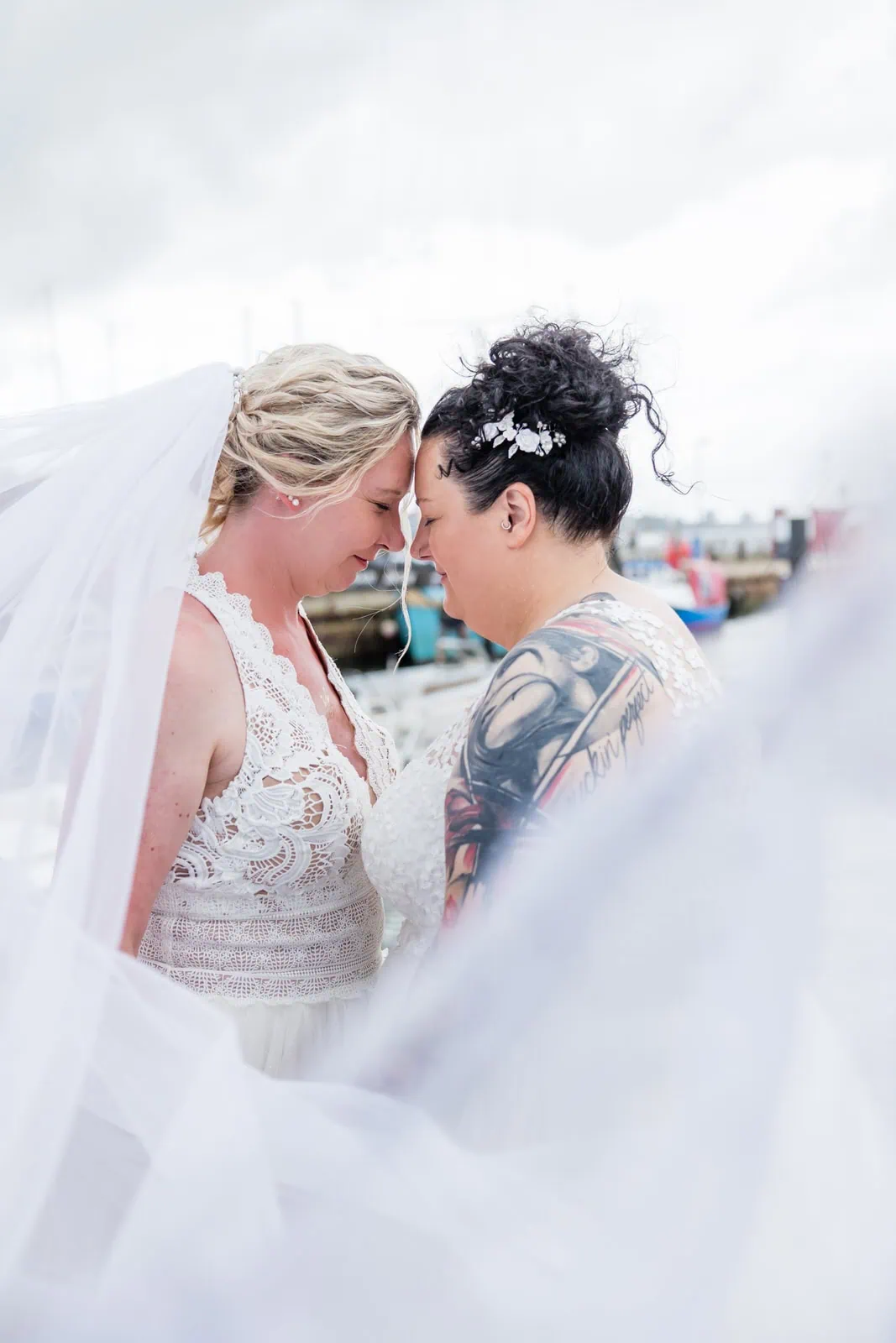 Hochzeitsfotograf Kiel, Hochzeitsfotograf Luebeck, Hochzeitsfotografie, Kiel, Kieler Foerde, Leuchtturm, heiraten im Leuchtturm Kiel-Holtenau, Luebeck, Luebecker Bucht, Meer, natuerlich, natuerliche Hochzeitsfotos am Strand in Groemitz, Nordsee, Ostsee, Strandhochzeit, Strandtrauung, verliebte Blicke, natuerliche Fotoszeitlos, authentisch, elegant, Bilder am Hochzeitstag, Brautfotos, Brautkleid, Brautpaar-Bilder, Braut, Brautkleid, Braeutigam, Brautstrauss, Detailaufnahmen, detailverliebt, Eheringe, elegant, Familienfotos zur Hochzeit, First Look, Geschenk fuers Brautpaar, Hamburg, heiraten, heiraten am Strand, heiraten an der Ostsee, Hochzeitsfotograf Hamburg, heiraten im Leuchtturm, Fehmarn, Pellworm, Sylt, Foehr, heiraten in Daenemark, Standesamt Kiel, Fotograf fuer Hochzeitsfotos, Timmendorfer Strand, Scharbeutz, Heiligenhafen, Pelzerhaken, Neustadt in Holstein, Fischerplatz Sierksdorf, Absalonshorst, Glashaus Bargteheide, Gut Emkendorf, Gut Marutendorf, Gut Helmstorf, Gut Prosdorf, Gut Wittmoldt, Prinzenhaus Ploen, Schloss Ploen, Neumuenster, Strandhotel Gluecksburg, Seehotel Toepferhaus, freie Trauung, Marienbad Schleswig, Prinzeninsel Ploen, Beachmotel Heiligenhafen, Seebruecke, Gut Moenkhof, Faehrhaus Kollmar, Herrenhaus Stockelsdorf, Herrenhaus Gut Bliesdorf, Laboe Standesamt, Schloss Eutin, Blossom Beach, Flensburg, zu zweit heiraten, maritime Hochzeit, Dahmeshoeved, Kellenhusen, Strande, Schwedeneck, Eckernfoerde, Atlantikhotel Kiel, Kieler Kaufmann, Kieler Yachtclub, strandhotel Strande, Hotel Birke, Slowdown Bottsand, Strandtrauung Strande