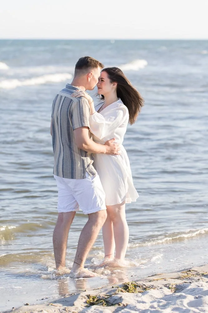 Fotoshooting, Paarfotos am Meer, Strand, Paarshooting im Urlaub, Urlaubserinnerungen, Verlobungsfotos am Meer, Fotoshooting am Meer, Paar Sonnenuntergang Meer, Erinnerungen schaffen, Coupleshooting am Strand, Couplefotoshooting, couple shoot, Urlaub, Ostsee Fotos, Kiel, Stein, Laboe, Schoenberg, Heidkate, Scharbeutz, Luebeck, Ploen, Kiel, Timmendorfer Strand, Neustadt Holstein, Nordse, Ostsee, Groemitz Bilder Strand, Paarbilder Strand, paar bilder, fotoshooting kiel, freundinnen shooting ideen, paar bilder romantisch, sonnenuntergang, strand, urlaubsfotos , paarshooting ideen, in der naehe, hamburg paar shooting, natuerlich, Urlaubserinnerungen, paar aktivitaeten, verliebt, Fehmarn, Heiligenhafen, Sierksdorf, Pelzerhaken