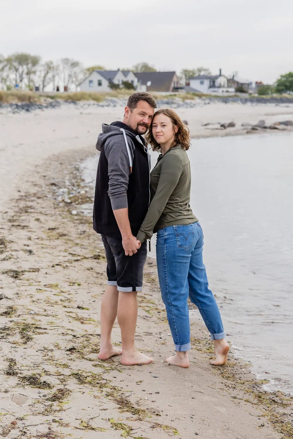 Fotoshooting, Paarfotos am Meer, Strand, Paarshooting im Urlaub, Urlaubserinnerungen, Verlobungsfotos am Meer, Fotoshooting am Meer, Paar Sonnenuntergang Meer, Erinnerungen schaffen, Coupleshooting am Strand, Couplefotoshooting, couple shoot, Urlaub, Ostsee Fotos, Kiel, Stein, Laboe, Schoenberg, Heidkate, Scharbeutz, Luebeck, Ploen, Kiel, Timmendorfer Strand, Neustadt Holstein, Nordse, Ostsee, Groemitz Bilder Strand, Paarbilder Strand, paar bilder, fotoshooting kiel, freundinnen shooting ideen, paar bilder romantisch, sonnenuntergang, strand, urlaubsfotos , paarshooting ideen, in der naehe, hamburg paar shooting, natuerlich, Urlaubserinnerungen, paar aktivitaeten, verliebt, Fehmarn, Heiligenhafen, Sierksdorf, Pelzerhaken Paarshooting, Paarfotos, Paarbilder, Strand, Fotoshooting Kiel, Urlaubserinnerungen, Fotoshooting am Strand, ein Tag am Meer, Erinnerungen schaffe, Kiel, Heikendorf, Laboe, Schoenberg, Weissenhaeuser Strand, Heiligenhafen Fehmarn, Groemitz, Neustadt in Holstein, Pelzerhaken, Sierksdorf, Timmendorfer Strand, Fotoshooting im Urlaub, Meer, Strand, Ostsee, Strande, Schwedeneck, Eckernfoerde, Sonnenuntergang, Couplefotoshooting, Paar Bilder romantisch, Urlaubsfotos am Strand, Paarshooting Ideen, Paarshooting Hamburg