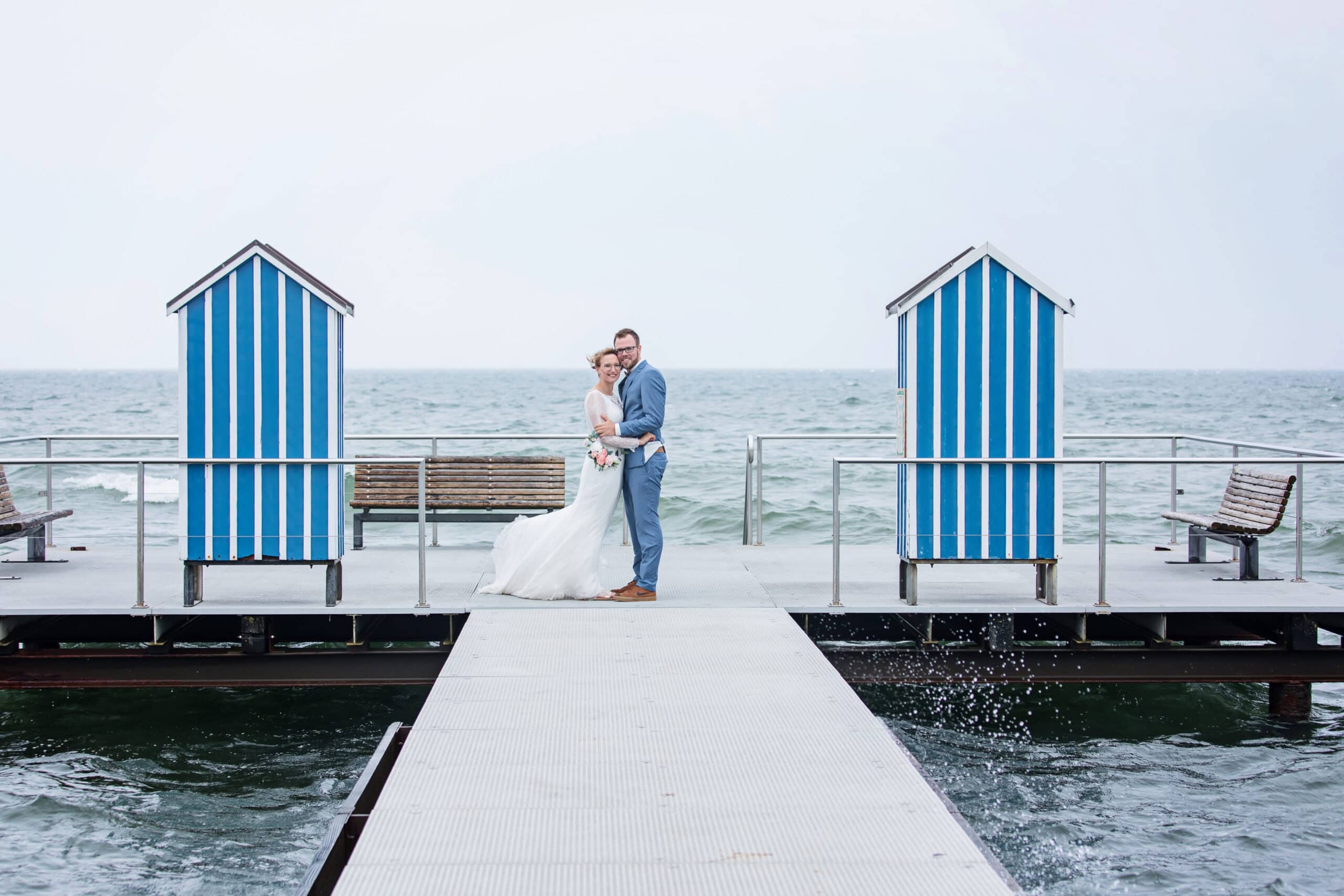 Hochzeitsfotograf Hamburg, Hochzeitsfotografie, zeitlose Fotos, Familienfotos zur Hochzeit, Geschenk fürs Brautpaar, heiraten am Strand, Strandhochzeit, Strandtrauung, heiraten an der Ostsee, Kieler Foerde, elegant, natürlich, authentisch, froehlich, elegant, Storytelling, detailverliebt, Detailaufnahmen, Brautkleid, Brautfotos, Brautstrauß, Eheringe, First Look, verliebte Blicke, Brautpaar-Bilder, Bilder am Hochzeitstag, heiraten, Meer, Nordsee, Leuchtturm, Seebruecke, Natuerliche Hochzeitsfotos am Strand in Groemitz, Luebeck, Ostsee, Kiel, Luebecker Bucht, Hamburg, Hochzeitsfotograf Kiel, Hochzeitsfotograf Luebeck